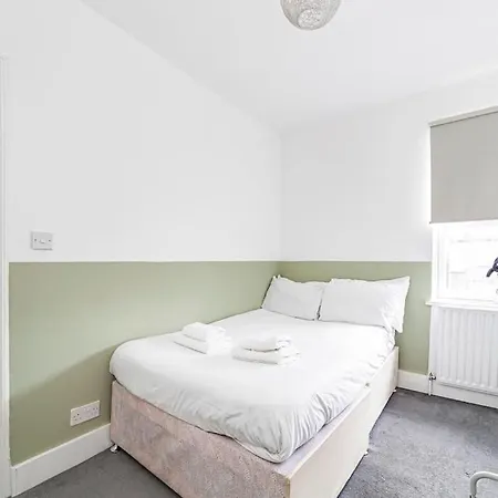Spacious & Chic 3-bed House Near Central Appartement Londen