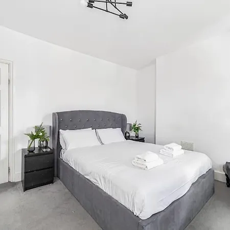 Spacious & Chic 3-bed House Near Central Appartement Londen