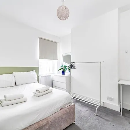 Spacious & Chic 3-bed House Near Central Londen