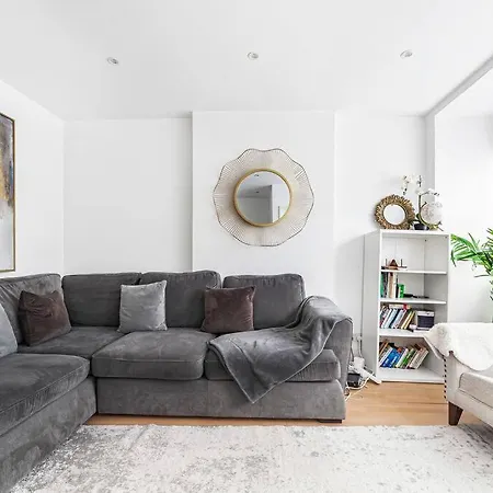 Spacious & Chic 3-bed House Near Central Londen