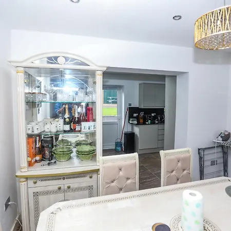 Luxury House In London * Erith