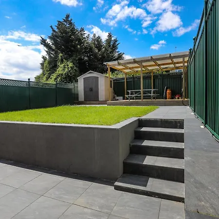 Luxury House In London * Erith
