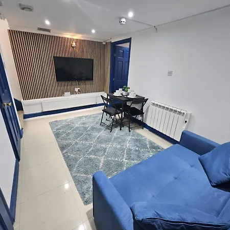Savers Close To Emirates Stadium! * London