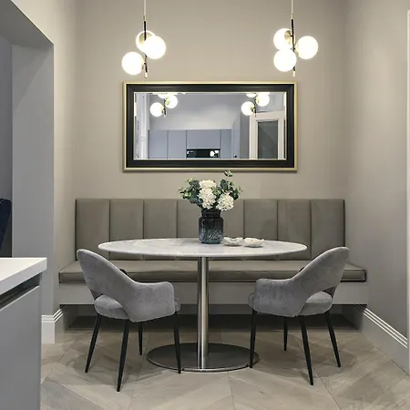 Prime Chelsea Apartment *