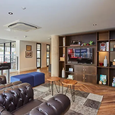 Chic Modern At Mannequin House In Apartment *