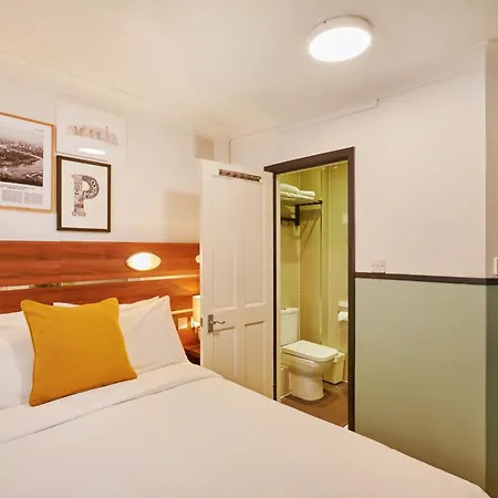 فندق Huttons Hotel, Victoria 3*