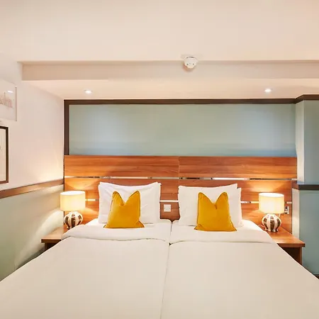 Huttons Hotel, Victoria 3* لندن