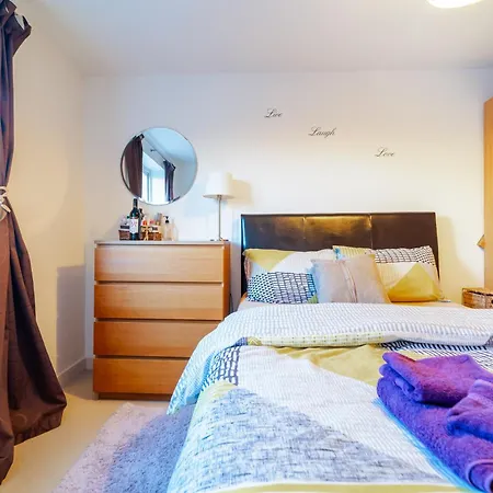 Homestay Modern Lovely Bedroom Close To Stations In East London, Zone 2 *