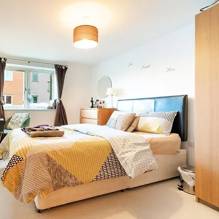 Homestay Modern Lovely Bedroom Close To Stations In East London, Zone 2