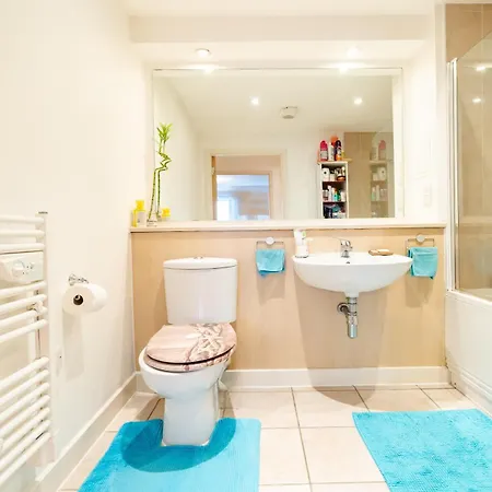 Homestay Modern Lovely Bedroom Close To Stations In East London, Zone 2 London