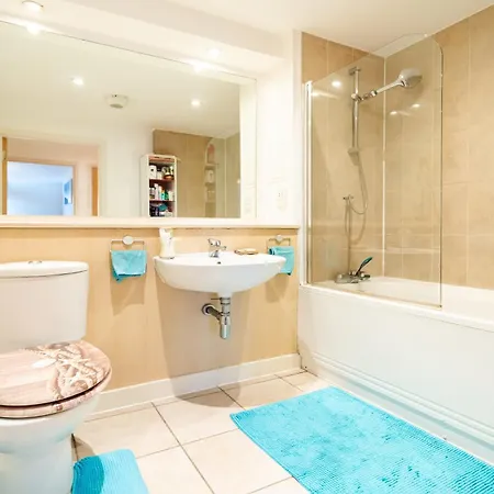 Modern Lovely Bedroom Close To Stations In East London, Zone 2 Homestay *