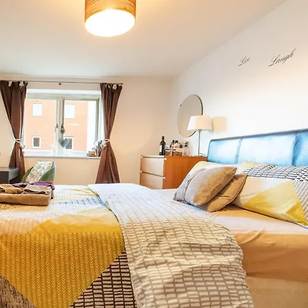Homestay Modern Lovely Bedroom Close To Stations In East London, Zone 2 *