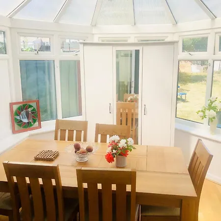 Cosy Relaxing 4 Bed With 2 Parking Space Apartment Hatch End