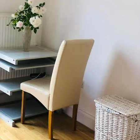 Cosy Relaxing 4 Bed With 2 Parking Space Apartment Hatch End
