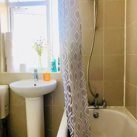 Cosy Relaxing 4 Bed With 2 Parking Space *