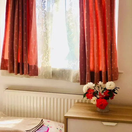 Cosy Relaxing 4 Bed With 2 Parking Space Apartment *