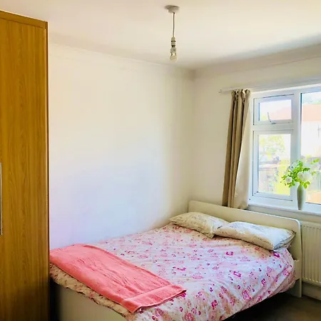 Cosy Relaxing 4 Bed With 2 Parking Space Apartment *