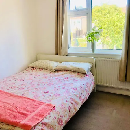 Cosy Relaxing 4 Bed With 2 Parking Space Apartment Hatch End