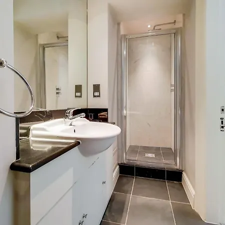 Sir Hans Sloane Apartment *