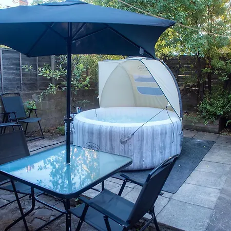 4 Bedroom House Parking & Garden Near Central Сasa de vacaciones *