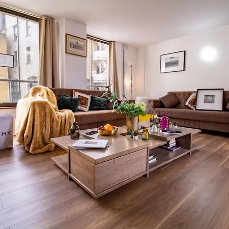 Spacious 2-bedroom In Piccadilly 6100p London