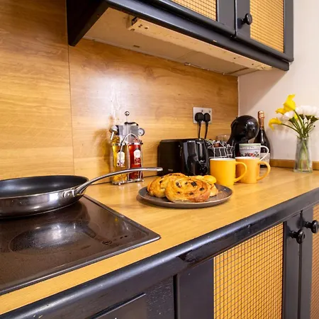 Spacious 2-bedroom In Piccadilly 6100p Apartment