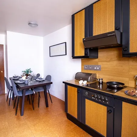 Apartment Spacious 2-bedroom In Piccadilly 6100p London