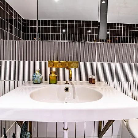 Spacious 2-bedroom In Piccadilly 6100p * Londra