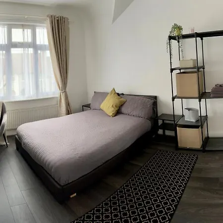 Wembley Oasis: Modern Semi-detached Near Stadium Holiday home