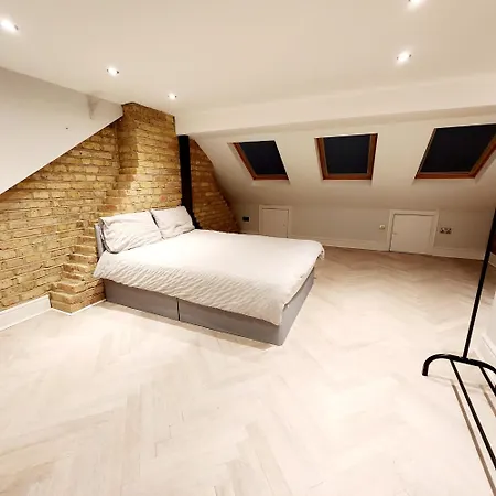 Kwatera prywatna Contemporary 3 Bed House With Spacious Garden Close To Stratford & Canary Wharf *