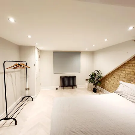 Contemporary 3 Bed House With Spacious Garden Close To Stratford & Canary Wharf Homestay