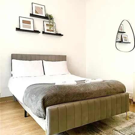 Entire 3 Bedroom With Garden In London Apartment Edmonton