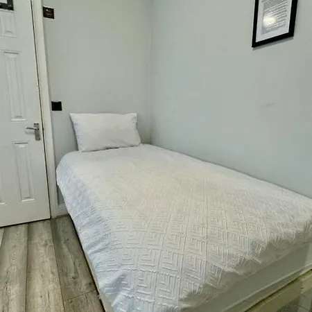 Apartment Flat In Acton London