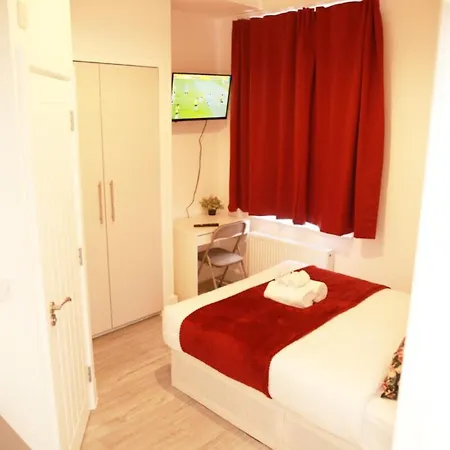 Cricklewood Deluxe Ensuite