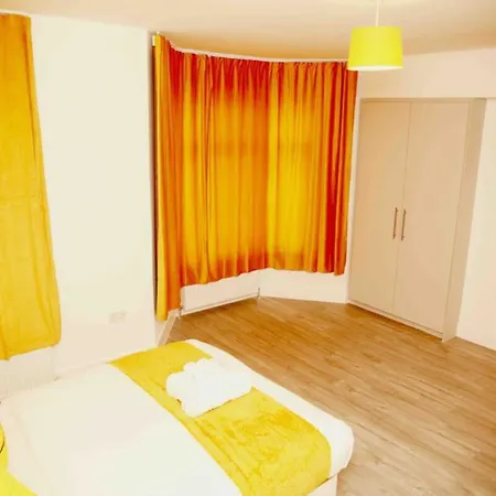 Cricklewood Deluxe Ensuite * London