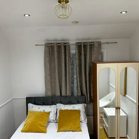Double With Free Wifi Keedonwood Road Guest house *