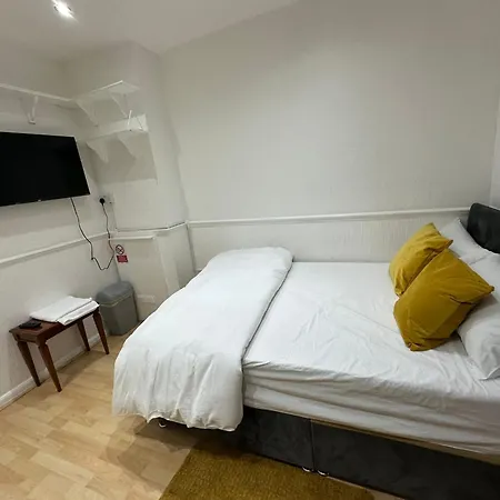 Double With Free Wifi Keedonwood Road Guest house