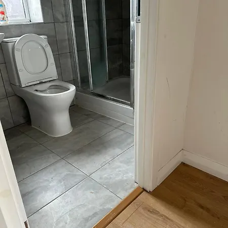 Double With Free Wifi Keedonwood Road Guest house