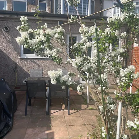 Garden Near Heathrow Airport And Elizabeth Line Train Station Apartment