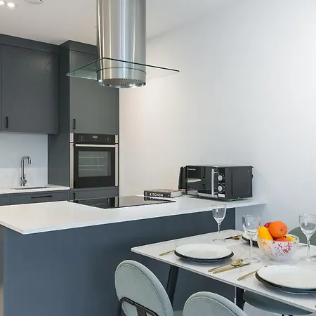 Urban Chic - Marine Apartment London