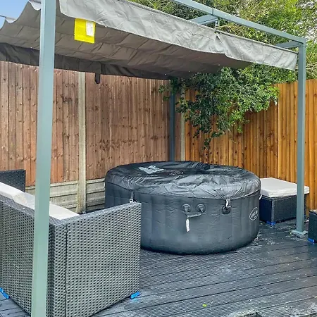 Charming Garden Retreat 3bdr With Hot Tub And Sauna Apartment *