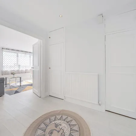 Stunning Flat In Chelsea, Kings Road With Balcony *