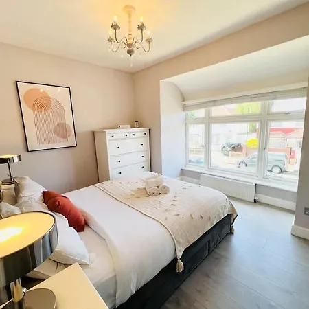 Apartment Bright & Airy - 2 Bed - 1 Minute To Lock Station! Enfield