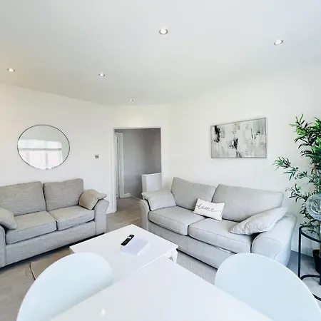Bright & Airy - 2 Bed - 1 Minute To Lock Station! *