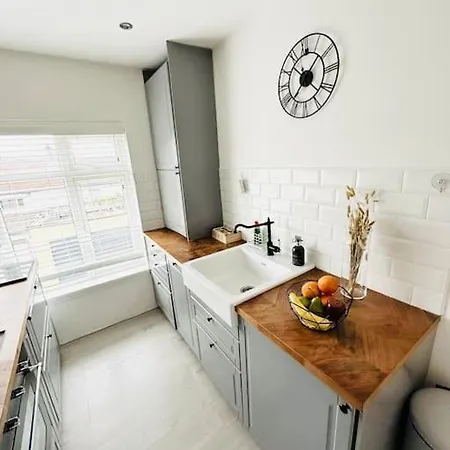Apartment Bright & Airy - 2 Bed - 1 Minute To Lock Station!