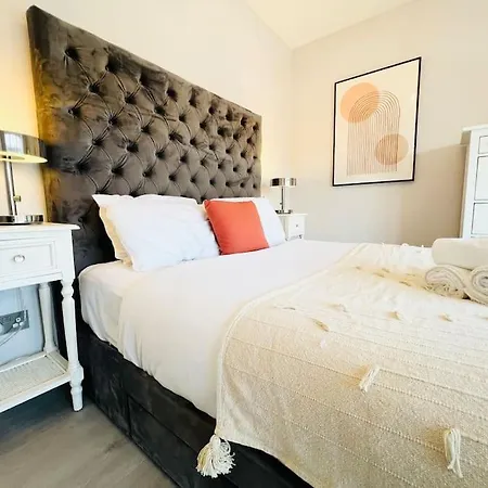 Bright & Airy - 2 Bed - 1 Minute To Lock Station! Apartment Enfield