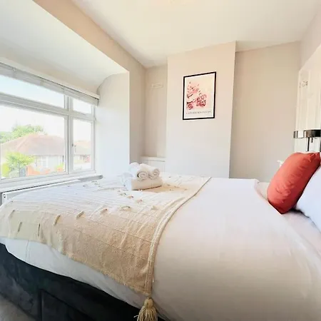 Bright & Airy - 2 Bed - 1 Minute To Lock Station! Apartment