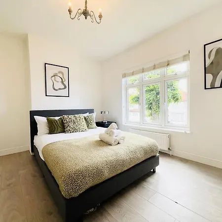 Bright & Airy - 2 Bed - 1 Minute To Lock Station! *