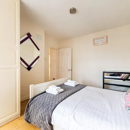 Prime Location One-bed By Bond Street Apartment *
