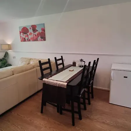 2 Bed Brick Lane Flat, Liverpool St